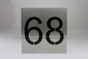 Edelstahl Hausnummer mit schwarzem Acrylglas hinterlegt