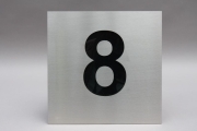 Hausnummer 8 aus Edelstahl mit schwarzem Acrylglas hinterlegt