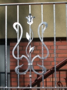 Kellerumrandung - Geländer aus Stahl mit geschmiedetem Ornament
