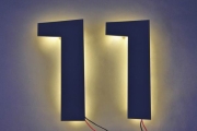 LED hinterleuchtete Hausnummer aus Edelstahl