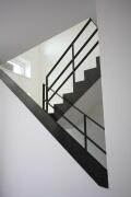 Mauerabdeckung für ein Treppenhaus aus 3mm klar lackiertem Stahlblech