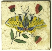 Seltene, antike Fliese mit einem Schmetterling