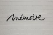 Schriftzug „mémoire“ aus pulverbeschichtetem Edelstahl