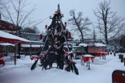 Tannenbaum aus Stahl mit Tieren aus dem Yukon für Yukon Bay im Zoo Hannover