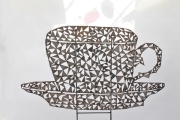 Teetassenskulptur aus einzelnen Blechstücken
