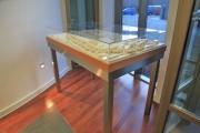Tischgestell für ein Modell aus geschliffenem Edelstahl