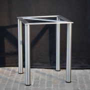 Tischuntergestell aus Edelstahl für eine Natursteinplatte