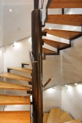 eine astreine Treppe aus gelasertem Stahl und Bambus