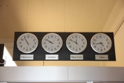 Uhrenplatte mit 4 Weltuhren