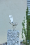 Vögel aus Edelstahl auf einem Granitsockel