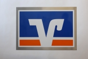 Volksbank Logo mit Hochleistungsfolie auf Blech gezogen