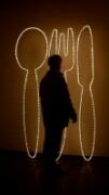 Leuchtende Skulpturen aus Rundstahl mit einem Lichtschlauch nachgezeichnet