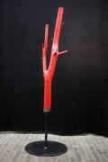 red tree - Garderobe aus Stahl und einem lackierten Baum