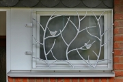 Geschmiedetes Fenstergitter mit kleinen Vögeln