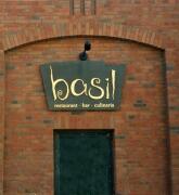 Außenwerbung für das Restaurant Basil in Hannover