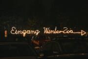 Leuchtender Hinweis zum Winter-Zoo Eingang
