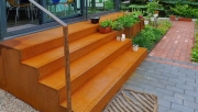 Treppe und Kräutergarten aus rostigem Stahl