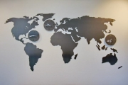 Weltkarte aus Stahl mit den Standorten der Socon GmbH