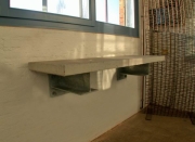 wandhängender Tisch aus Beton mit feuerverzinkten Konsplen