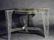Tisch mit Schmitzstruktur aus Stahl geschweißt