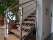 Treppe aus lackiertem Stahl und Multiplexstufen, Treppengeländer aus Edelstahl
