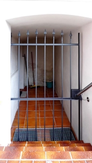 Gittertüre mit Hespeneisen