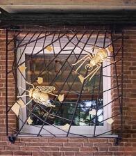 Fenstergitter mit vergoldeten Insekten
