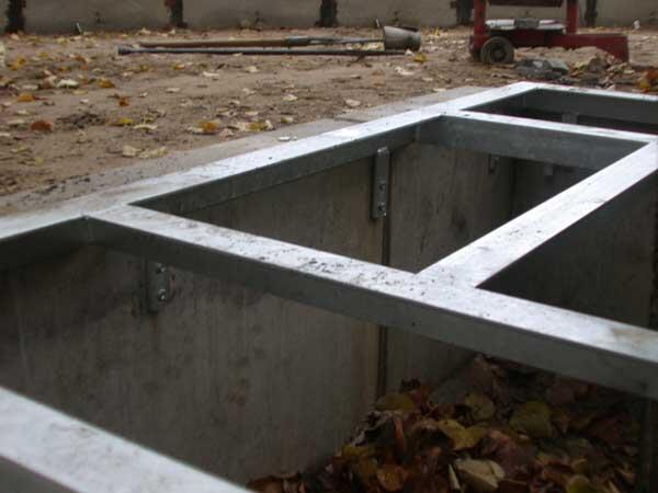 Unterkonstruktion für eine Baumscheibe aus verzinkten Gitterrosten für das Thega Filmtheater in