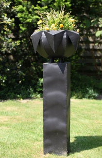 Pflanzentrog aus Stahlblech gefertigt