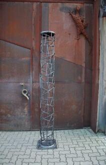 Säule aus Rundeisen in Schmitzstruktur