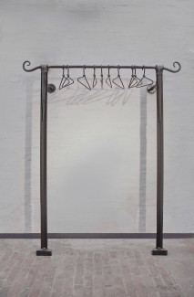 Aus Stahl geschmiedete Garderobe mit geschmiedeten Schnecken an den Enden