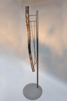 geflämmte Baumstamm Garderobe mit einem Stahlfuß