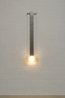 wandhängede LED Leuchte mit einem gegossenen Glasblock