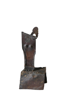 kleine Frau auf einem Sockel