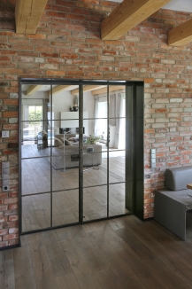 Doppeltür im Industrie-Look mit einer laibungstiefen Zarge