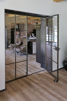 Doppeltür im Industrie-Look mit einer 62 cm tiefen Zarge