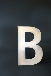 Buchstabe aus Tombak