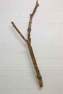 Wandhängende Garderobe aus einem naturfarbenen Ast