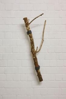 Wandgarderobe aus einem naturfarbenen Baumstamm