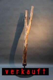 Baumstamm Garderobe mit einem Stahlständer