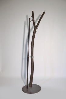 Baumstamm Garderobe aus einem dunkelbraunen Ast