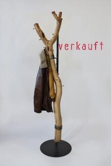 Garderobe mit Baumstamm