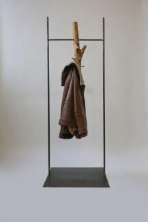 Garderobe aus Stahl und einem beweglichem Baumstamm