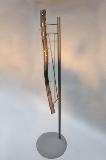 geflämmte Baumstamm Garderobe mit einem Stahlfuß