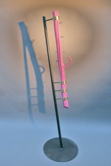 Pinkfarbene Baumstammgarderobe