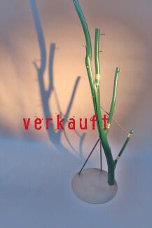 Grün lackierte Baumstamm Garderobe