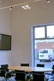 LED Stromschienen Strahler und ein kardanisch aufgehängtes LED Modul