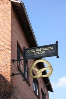 mit 24 ct Blattgold vergoldete Brezel für Bäckerei und Konditorei Grube