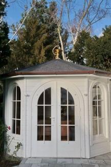 vergoldeter Apotheker Kelch als Giebelzier für einen Gartenpavillon