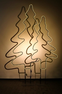 Leuchtender Doppeltannenbaum mit einem Lichtschlauch
